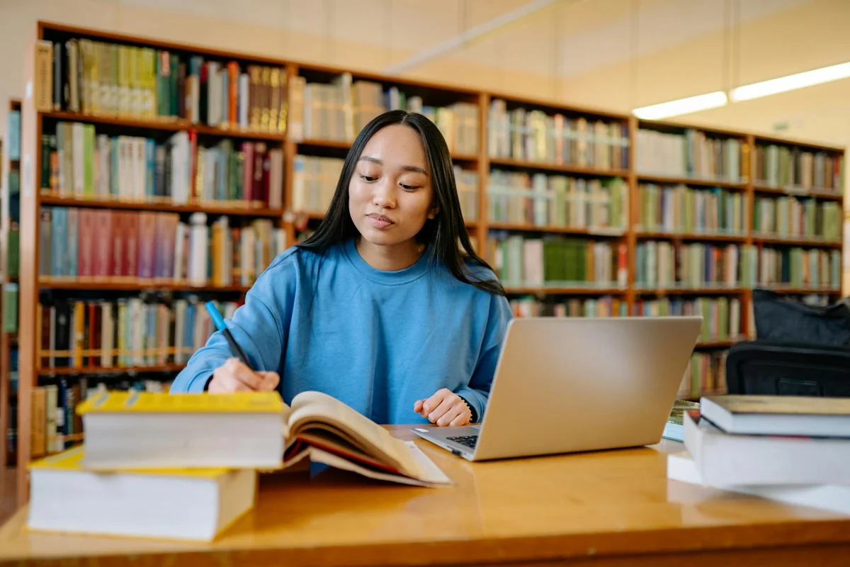 Library mein study aur IAS preparation