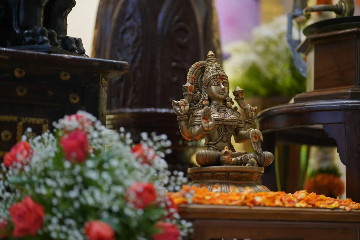 Diya, pooja thali aur Indian living room