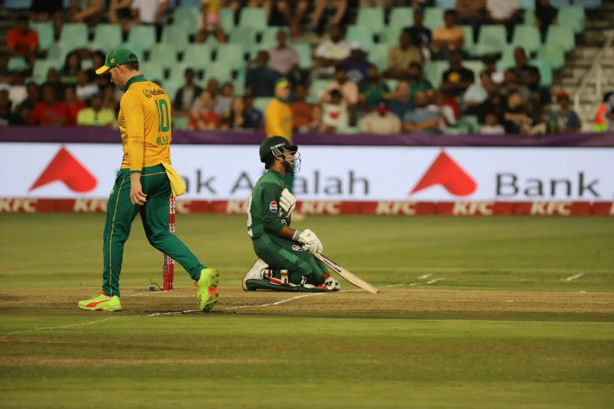 Cricket bat, ball aur ground equipment