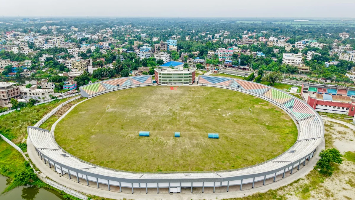 Cricket player batting karte hue field par