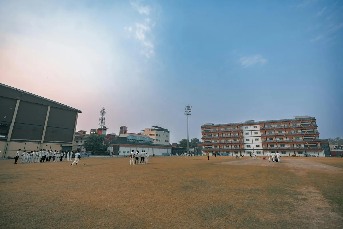 Cricket fans aur supporters stadium mein cheer karte hue