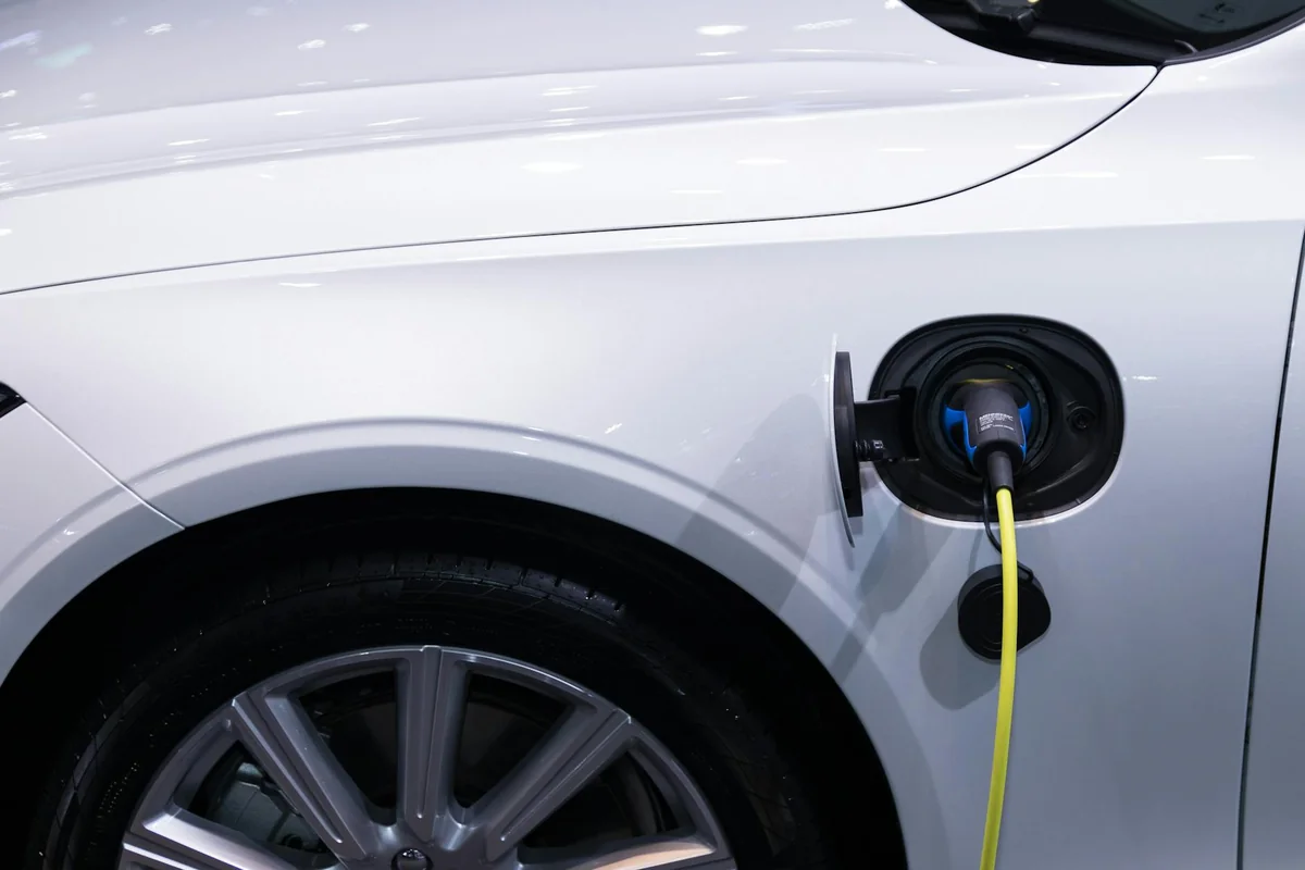 EV plug aur charging cable connection close-up