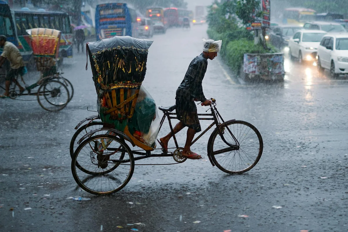 भारत में जलभराव वाली सड़क और बारिश का परिदृश्य