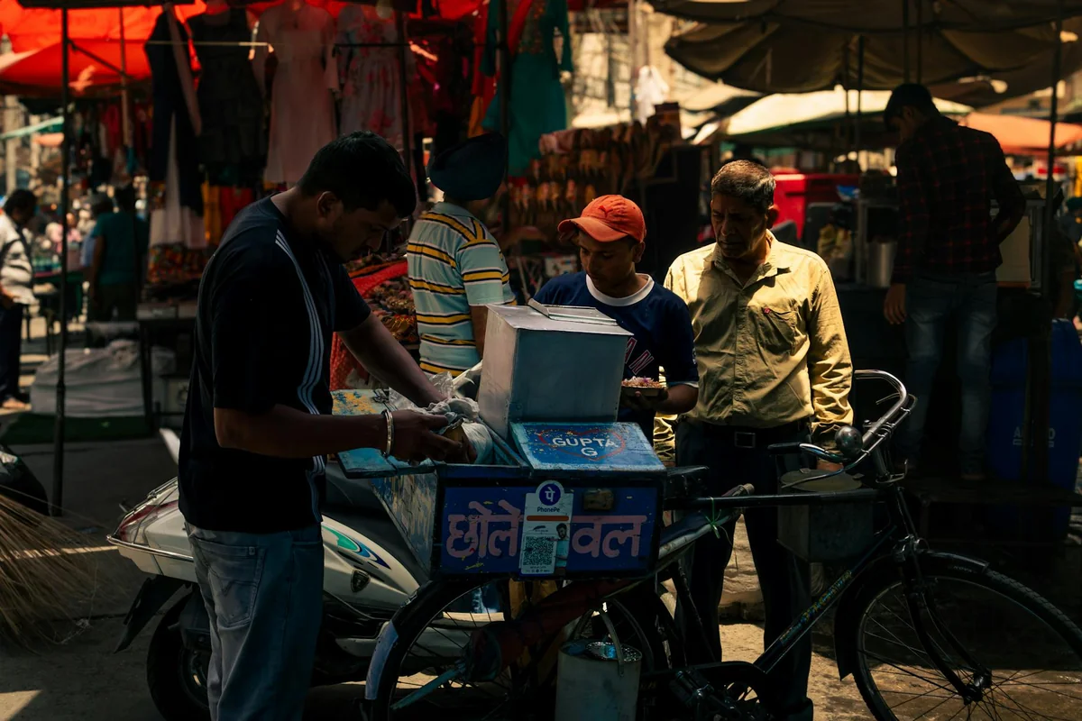 तेज़ धूप और अत्यधिक गर्म दिन का चित्र