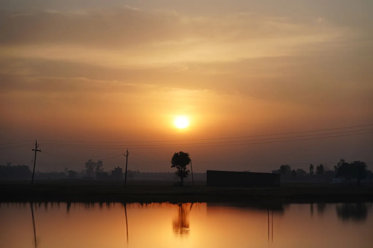 भारत में सूखी ज़मीन और तपती धूप