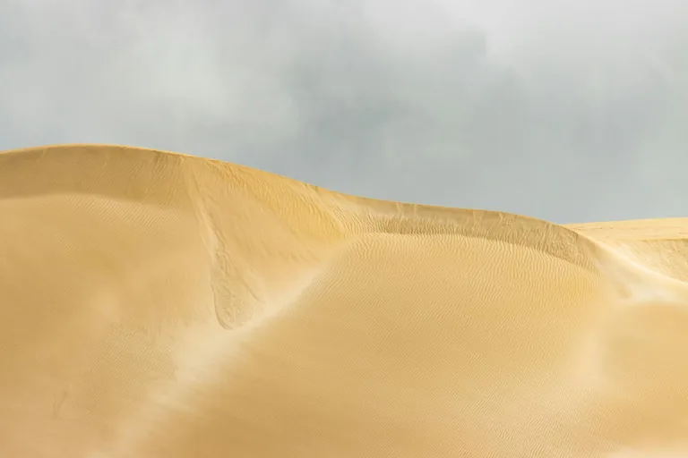 भारत के गाँव में तूफ़ानी आकाश