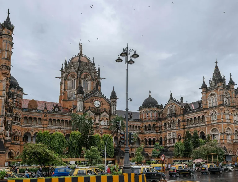 मुंबई की सड़कों पर हल्की बारिश