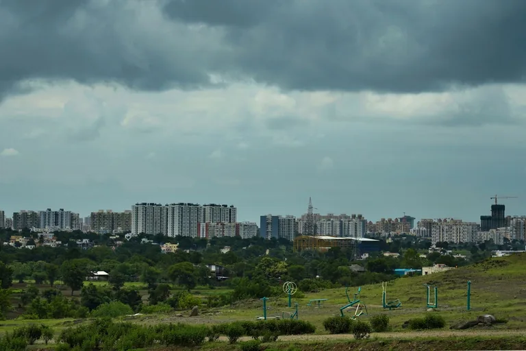 भारतीय शहर में बारिश और गरज