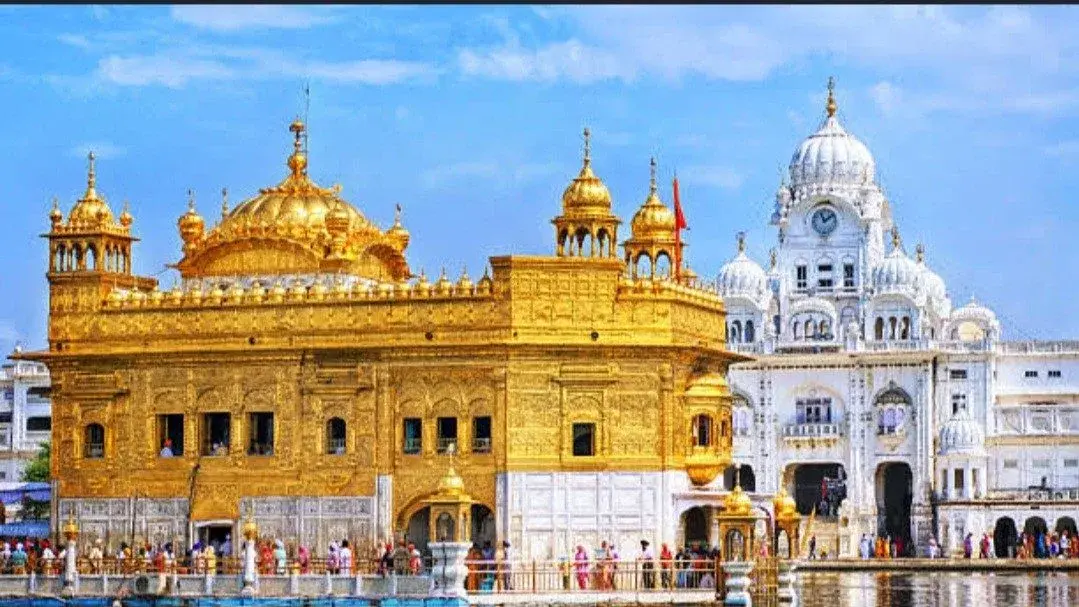 स्व. विजय चौधरी की स्मृति में अमृतसर रवाना हुआ 200 श्रद्धालुओं का जत्था, रायपुर स्टेशन पर दिखा उत्साह