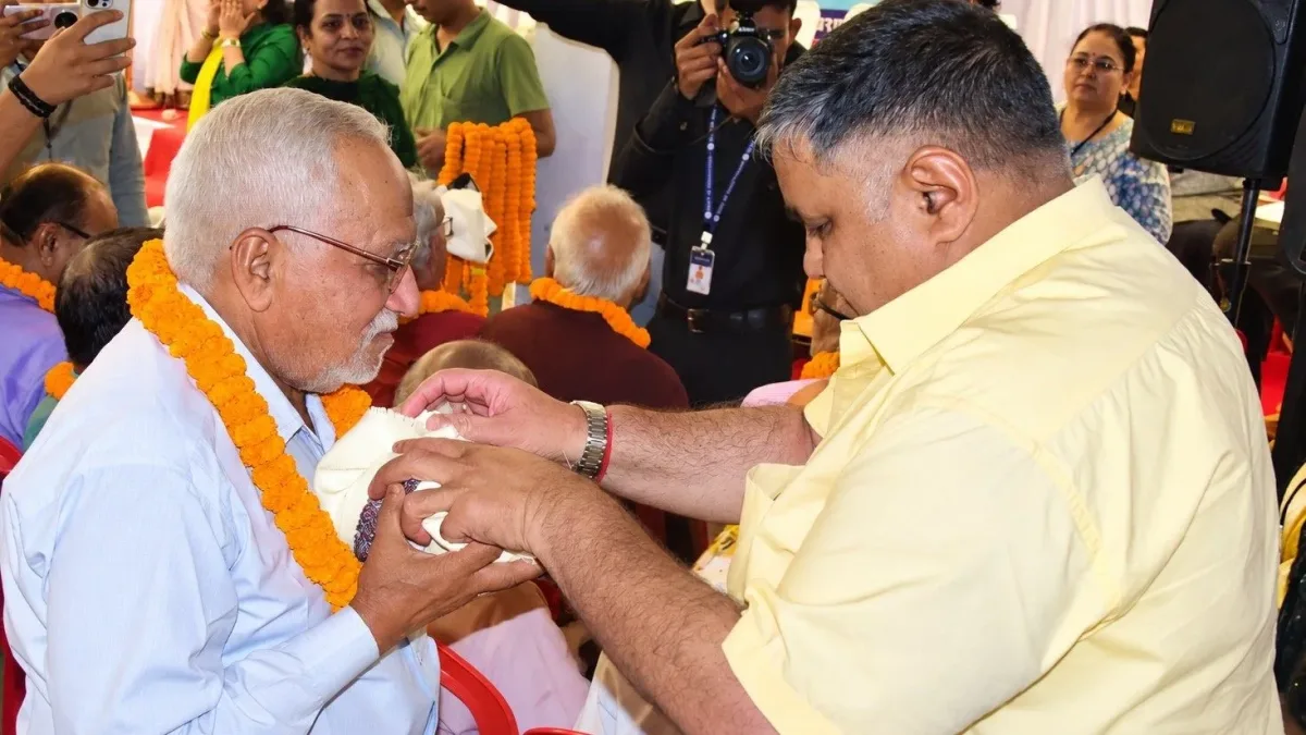 अंतर्राष्ट्रीय वृद्धजन दिवस: मंत्री राजेश अग्रवाल ने सियानगुड़ी में बुजुर्गों का किया सम्मान, बताया समाज की धरोहर