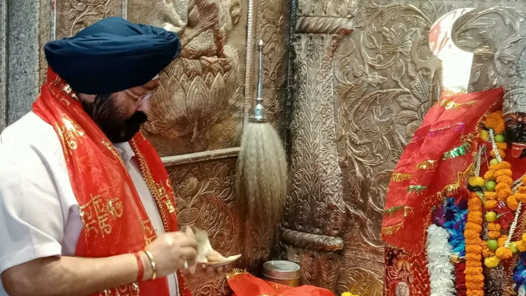 रायपुर में मां महाकाली के दरबार पहुंचे ग्रैंड ग्रुप के चेयरमैन गुरुचरण सिंह होरा मांगी खुशहाली