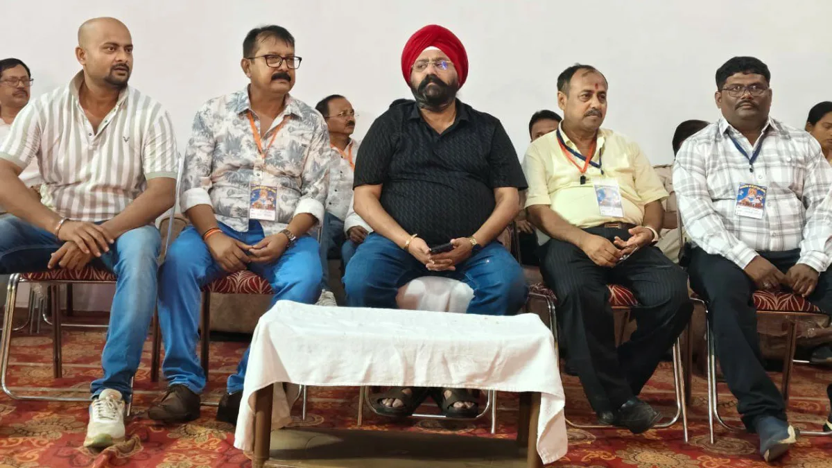 रायपुर के माना कैंप में पुरी जगन्नाथ मंदिर की तर्ज पर बना भव्य दुर्गा पंडाल गुरुचरण सिंह होरा ने की पूजा