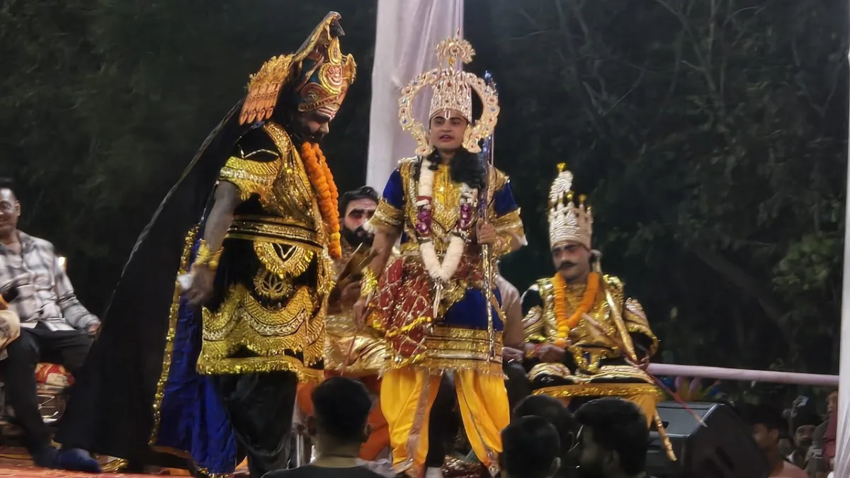 बी.टी.आई. मैदान में भव्य आतिशबाजी के साथ हुआ रावण दहन, खम्हारडीह के 78वें दशहरा उत्सव में उमड़ा जनसैलाब